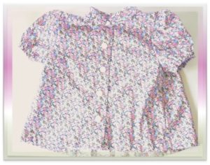 女の子用のブラウス