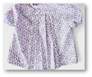 女の子用のブラウス