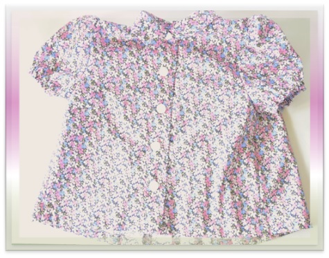 女の子用のブラウス