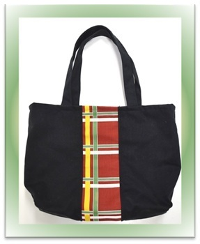 センターアクセントの黒手提げ